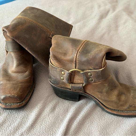 Pre-Owned authentic Frye brown leather boots. Worn a few times. Size 7.5 - Picture 4 of 6